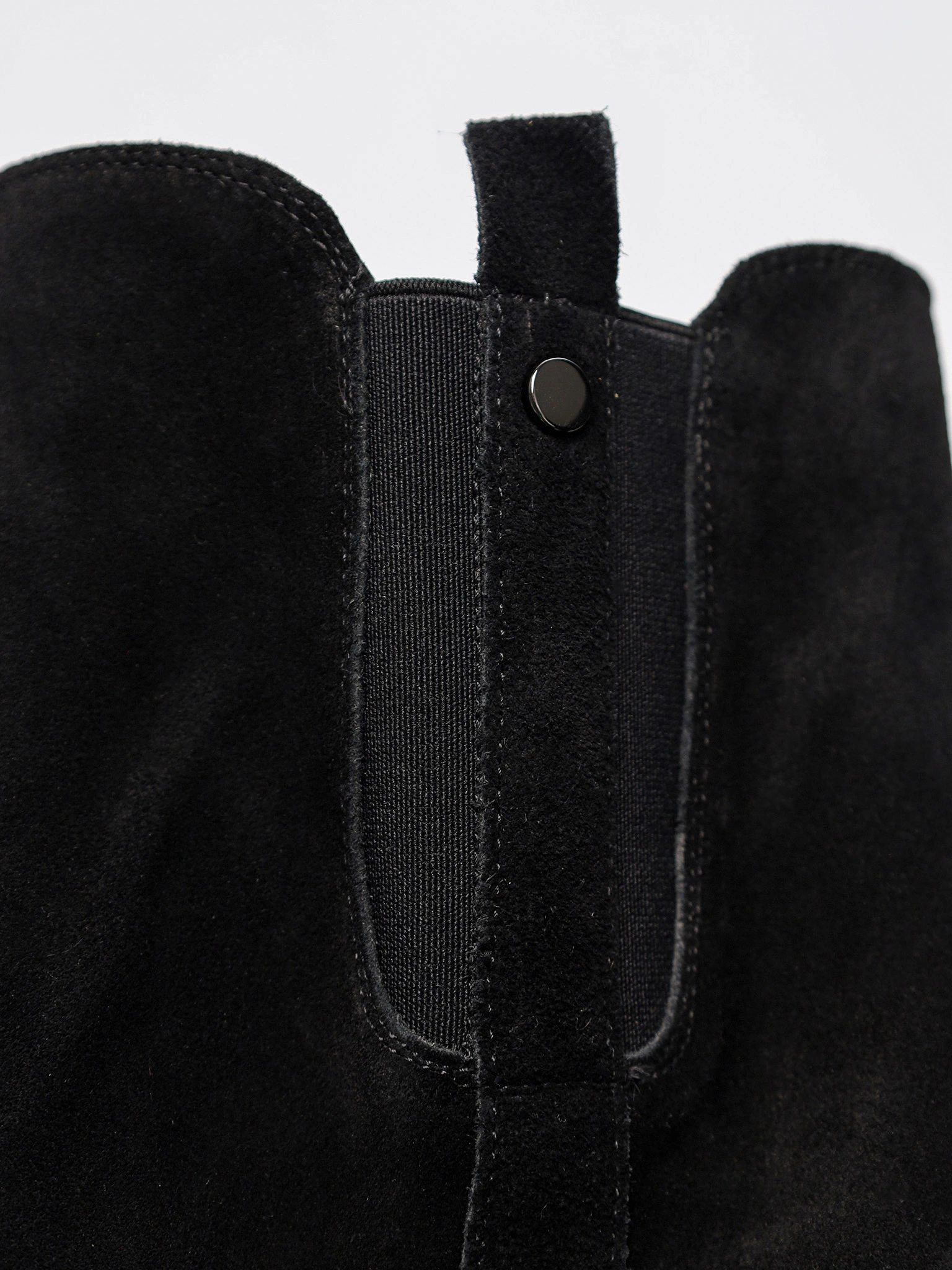 Сапоги черного цвета из натуральной замши на высокой платформе